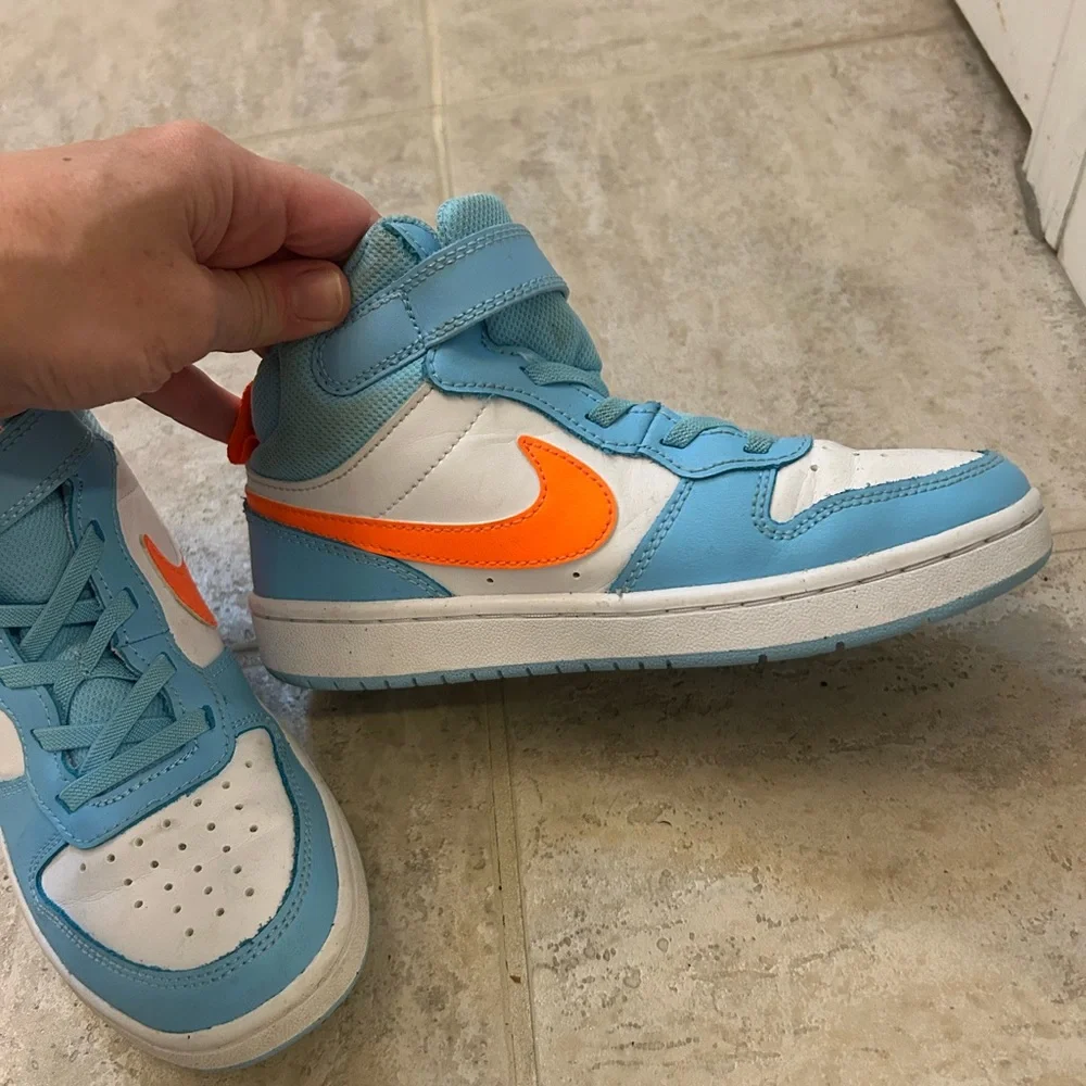 Nike High-Top Sneakers in Teal and Orange - Picture 3 of 5